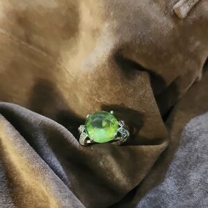 Stearling Silver Elegant Green Gemston Ring
